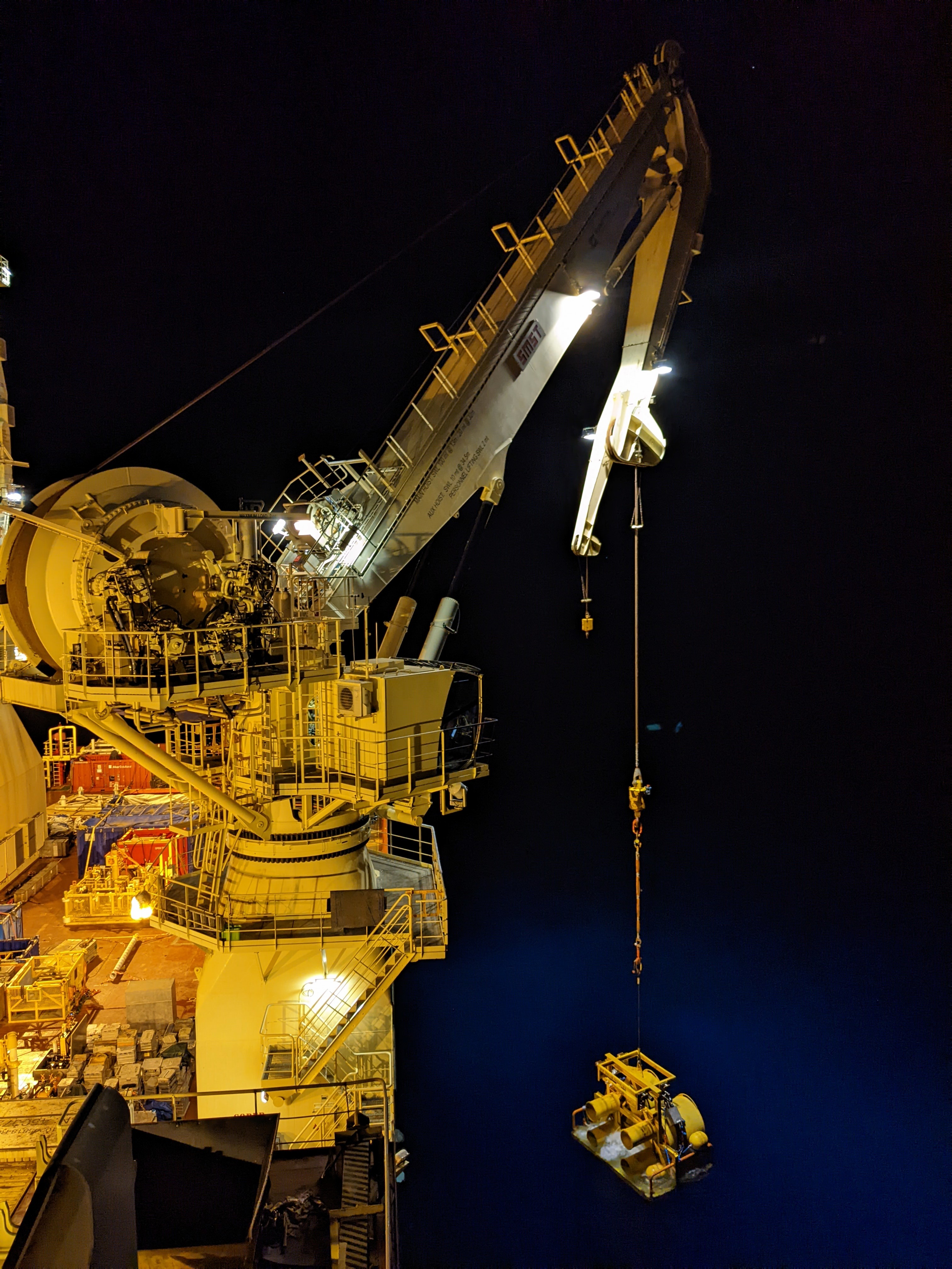 14 - Subsea lift in water (2021.12.31).jpg